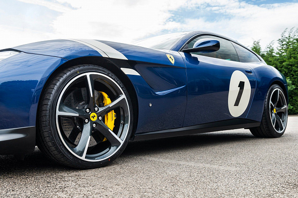 Фото дисков Kahn Type 62 Черный глянец на Ferrari GTC4Lusso