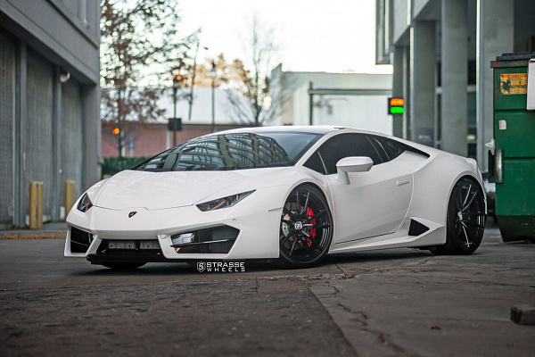 Фото дисков Strasse Wheels SV1 Deep Concave Monoblock Черный глянец на Lamborghini Huracan