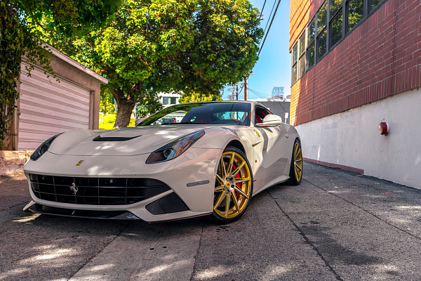 Фото дисков CEC C26 Глянцевое золото на Ferrari F12