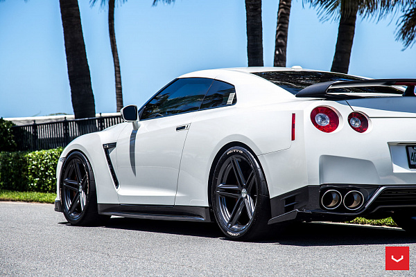 Фото дисков Vossen VFS-5 Глянцевый графит на Nissan GT-R