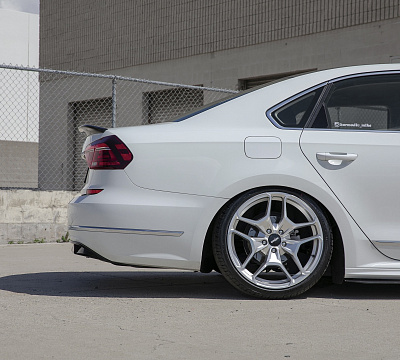 Фото дисков Rotiform HUR на Volkswagen Passat B8
