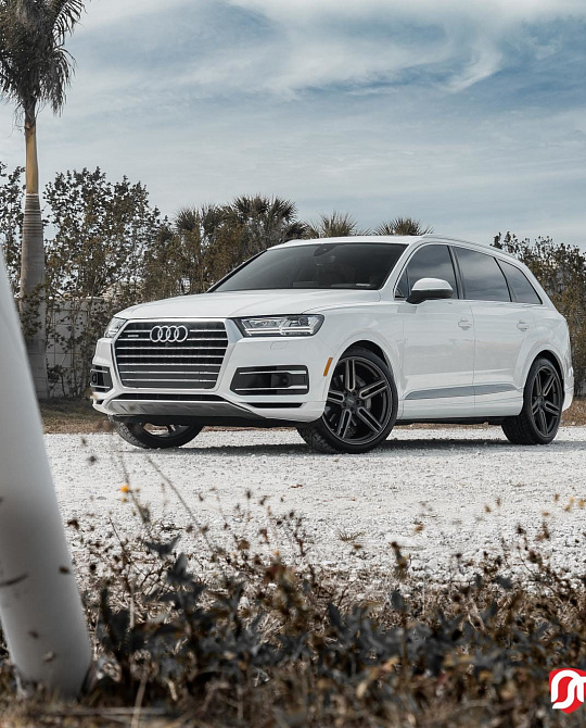 Фото дисков HF-1 Сатиновый графит на Audi Q7 (4M)