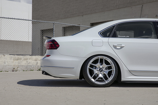 Фото дисков Rotiform HUR Серебро на Volkswagen Passat B8
