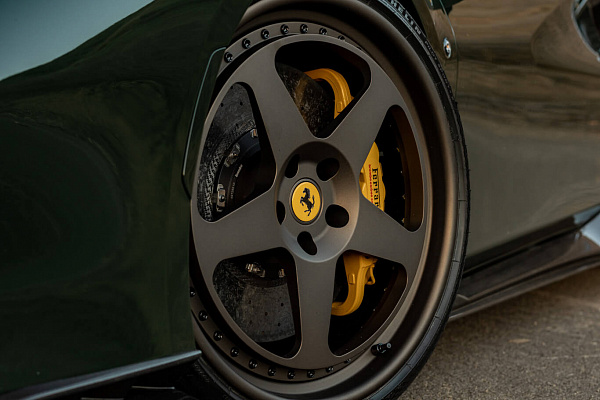 Фото дисков HRE 305 Сатиновая темная бронза на Ferrari F8