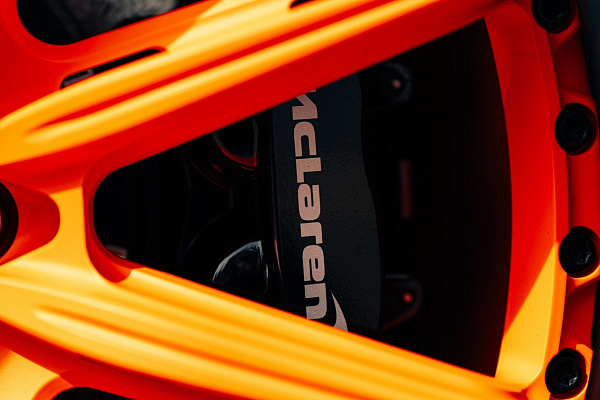 Фото дисков Brixton Forged FDE11 Aerotech Черный сатин на McLaren 600