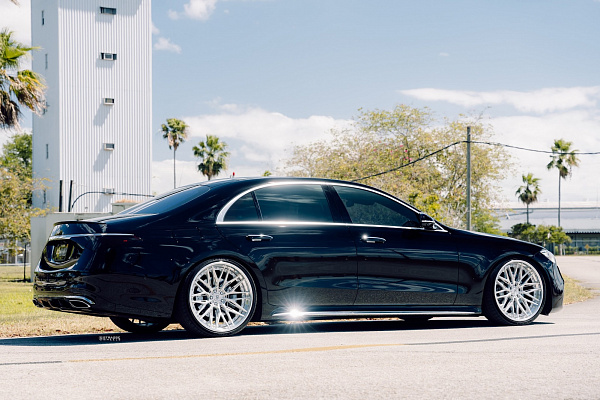 Фото дисков Strasse Wheels SV10M-RS Deep Concave FS Глянцевый лак на Mercedes-Benz S-Class (W223)