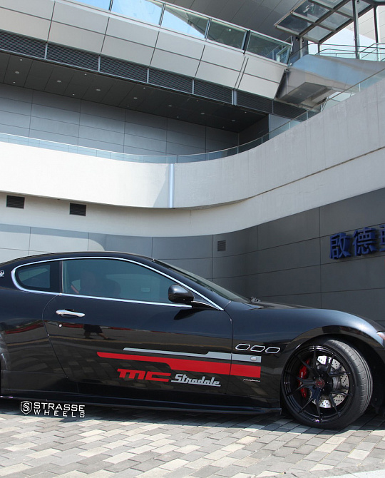 Фото дисков SM5R Deep Concave Monoblock Черный глянец на Maserati GranTurismo I