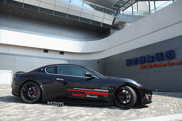 Фото дисков Strasse Wheels SM5R Deep Concave Monoblock Черный глянец на Maserati GranTurismo I
