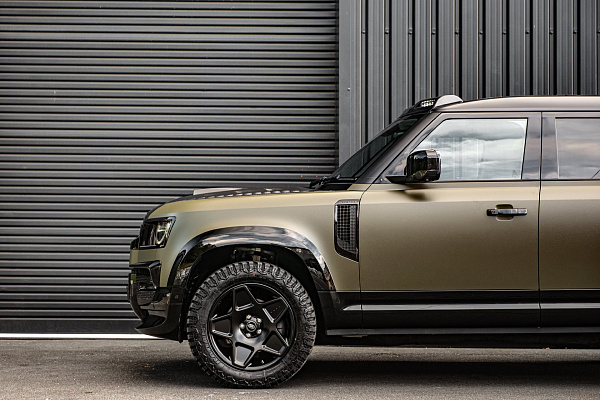 Фото дисков Kahn Mondial Retro Черный сатин на Land Rover Defender II