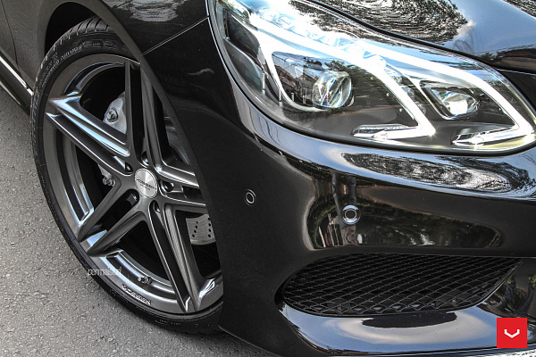 Фото дисков Vossen VFS-5 Глянцевый графит на Mercedes-Benz E-Class (W212, S212, C207)