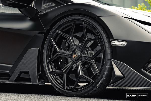 Фото дисков NOVITEC NL4 Черный глянец на Lamborghini Revuelto