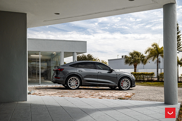 Фото дисков Vossen HF-4T Серебро на Audi E-tron