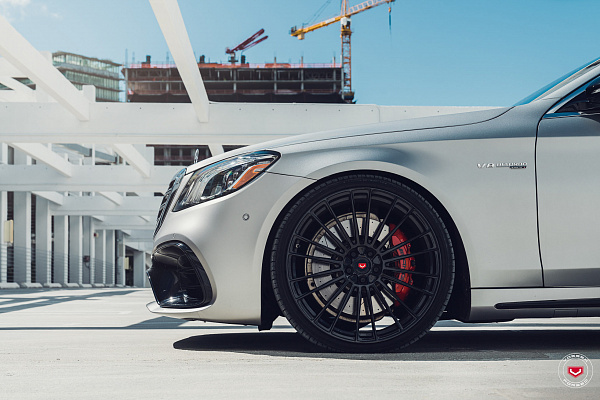 Фото дисков Vossen S17-04 Черный глянец на Mercedes-Benz S-Class (W222, C217)