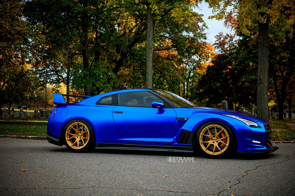 Фото дисков Strasse Wheels SM5R Deep Concave Monoblock Сатиновое золото на Nissan GT-R