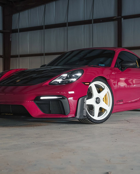 Фото дисков TR04 Белый глянец на Porsche Cayman III