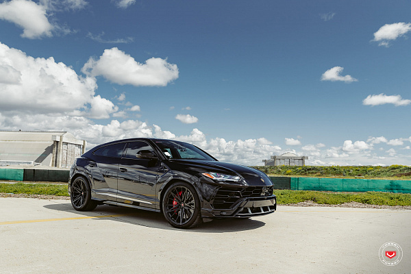 Фото дисков Vossen M-X6 Черный глянец на Lamborghini Urus