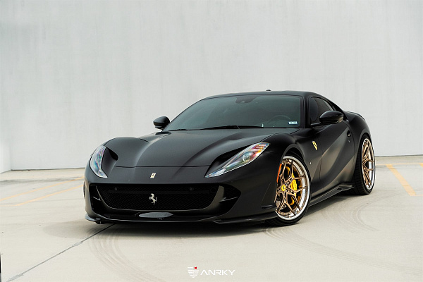 Фото дисков Anrky S3-X4 Глянцевое темное золото на Ferrari 812