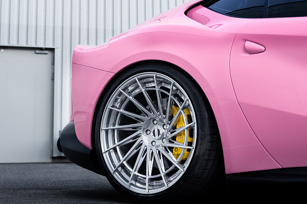 Фото дисков Radi8 R801 2-Piece Полированный лак на Ferrari 812