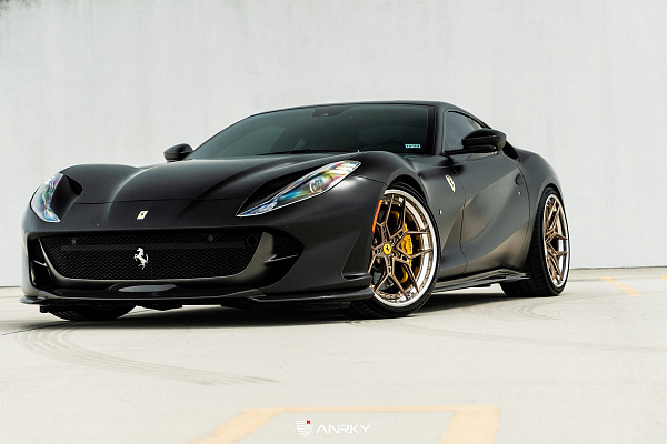 Фото дисков Anrky S3-X4 Глянцевое темное золото на Ferrari 812