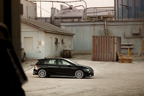 Фото дисков Rotiform SGN Серебро на Volkswagen Golf VII