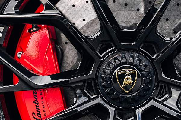 Фото дисков Brixton Forged TR05 Черный глянец на Lamborghini Aventador
