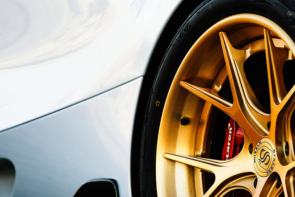 Фото дисков Strasse Wheels SM5R Deep Concave FS Сатиновое золото на McLaren 720S