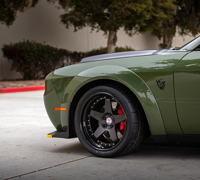 Фото дисков HRE C105 на Dodge Challenger III