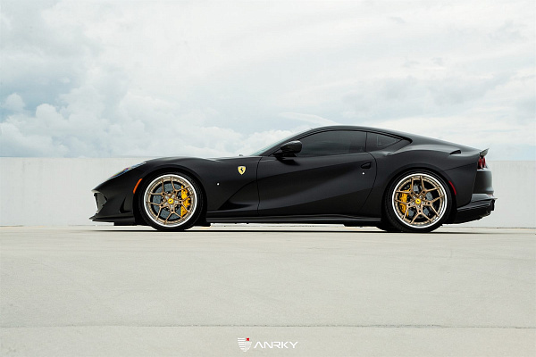 Фото дисков Anrky S3-X4 Глянцевое темное золото на Ferrari 812