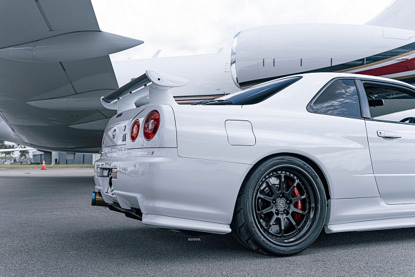 Фото дисков Strasse Wheels R10 Competition Черный глянец на Nissan GT-R