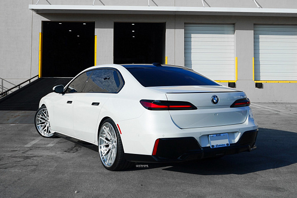 Фото дисков Strasse Wheels SV10M-RS Deep Concave FS Глянцевый лак на BMW 7 (G70)