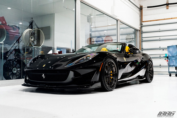 Фото дисков 1886 Wheels G010 Черный глянец на Ferrari 812