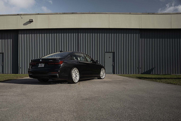 Фото дисков Strasse Wheels SV10M-RS Deep Concave FS Глянцевый лак на BMW 7 (G11/G12)