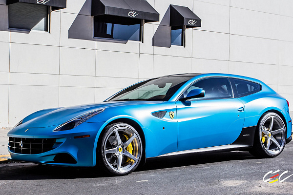Фото дисков CEC C884 Глянцевый лак на Ferrari FF