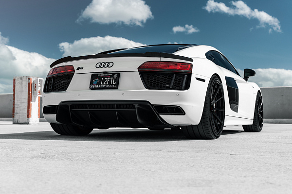 Фото дисков Strasse Wheels SV10 Deep Concave Duoblock Черный глянец на Audi R8 (4S)