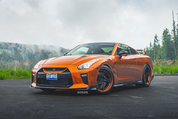 Фото дисков Strasse Wheels SV2T Deep Concave FS Черный глянец на Nissan GT-R