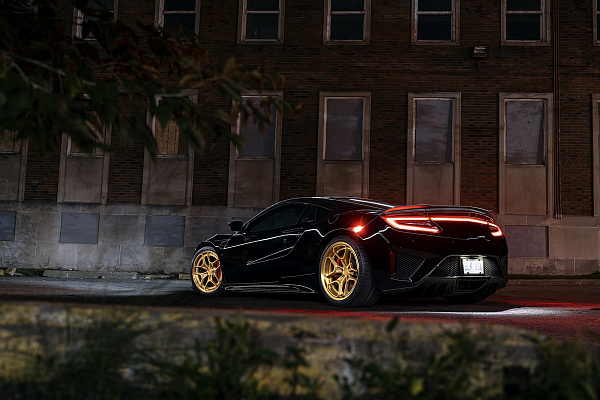 Фото дисков Rotiform HUR Глянцевое золото на Acura NSX II