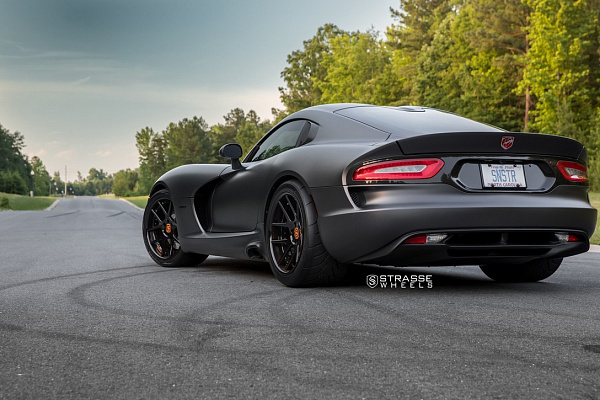 Фото дисков Strasse Wheels SM5 Deep Concave Черный глянец на Dodge Viper