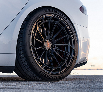 Фото дисков Strasse Wheels SV15FF Deep Concave Duoblock на Tesla Model S