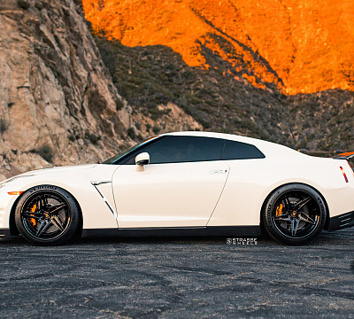Фото дисков Strasse Wheels SV2T Deep Concave FS на Nissan GT-R
