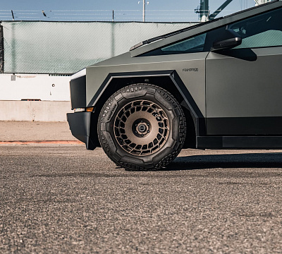 Фото дисков Brixton Forged TR09 AERO1 на Tesla Cybertruck