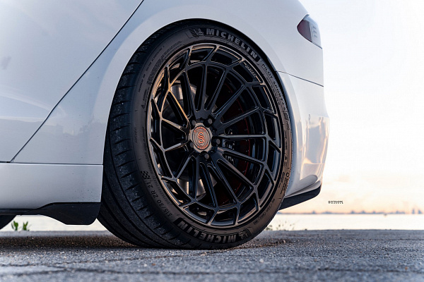 Фото дисков Strasse Wheels SV15FF Deep Concave Duoblock Черный глянец на Tesla Model S