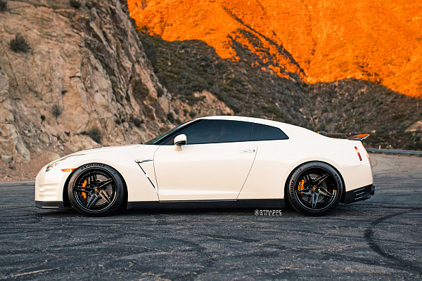 Фото дисков Strasse Wheels SV2T Deep Concave FS Черный глянец на Nissan GT-R