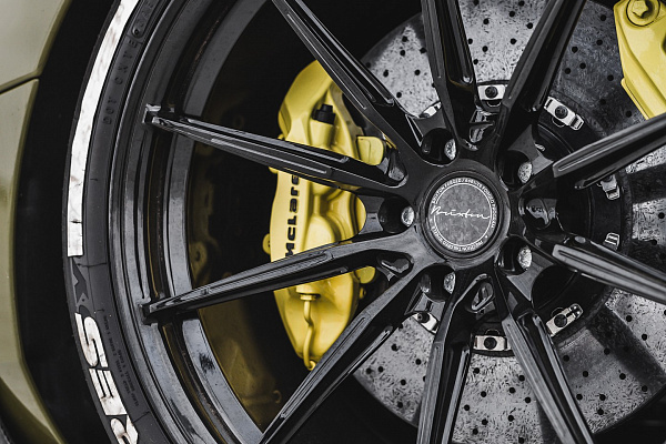 Фото дисков Brixton Forged R11-R Черный глянец на McLaren 720S