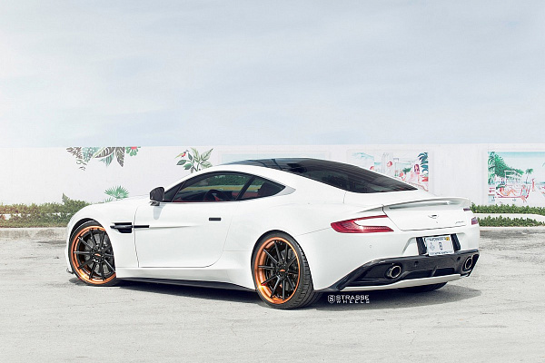 Фото дисков Strasse Wheels R10 Deep Concave FS Черный глянец на Aston Martin Vanquish 2