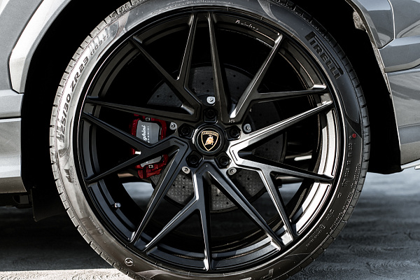 Фото дисков Brixton Forged PF8 Черный глянец на Lamborghini Urus
