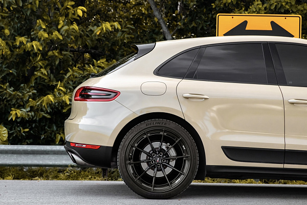 Фото дисков Savini SV-F1 Черный глянец на Porsche Macan I