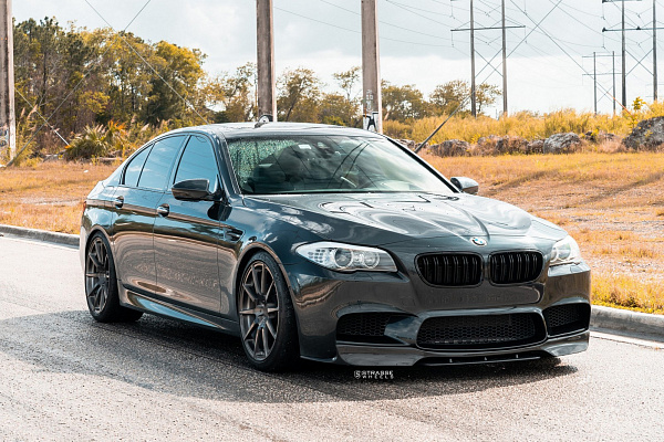 Фото дисков Strasse Wheels R10 Deep Concave Monoblock Сатиновый темный лак на BMW 5/M5 (F10)
