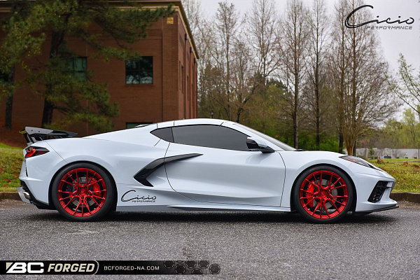 Фото дисков BC Forged EH184 Красный глянец на Chevrolet Corvette C8