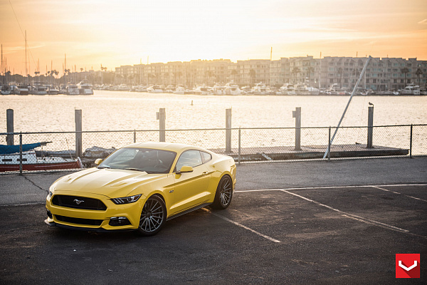 Фото дисков Vossen VFS-2 Глянцевый графит на Ford Mustang VI