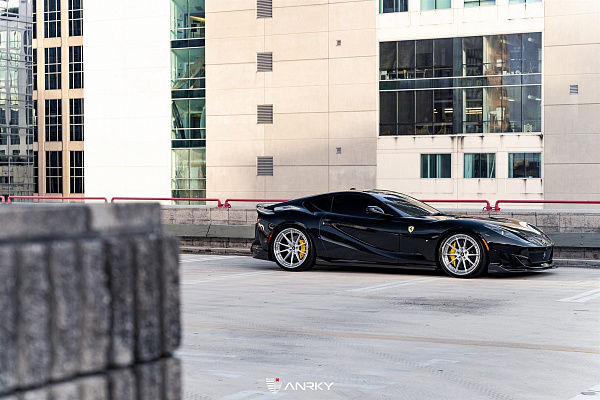 Фото дисков Anrky AN38 Глянцевый лак на Ferrari 812